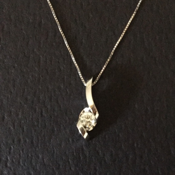 Gorgeous 14k white gold/genuine diamond necklace